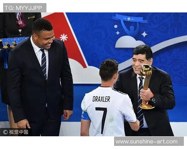 足球巨星聚首合影同框 展现足坛传奇风采与荣耀时刻